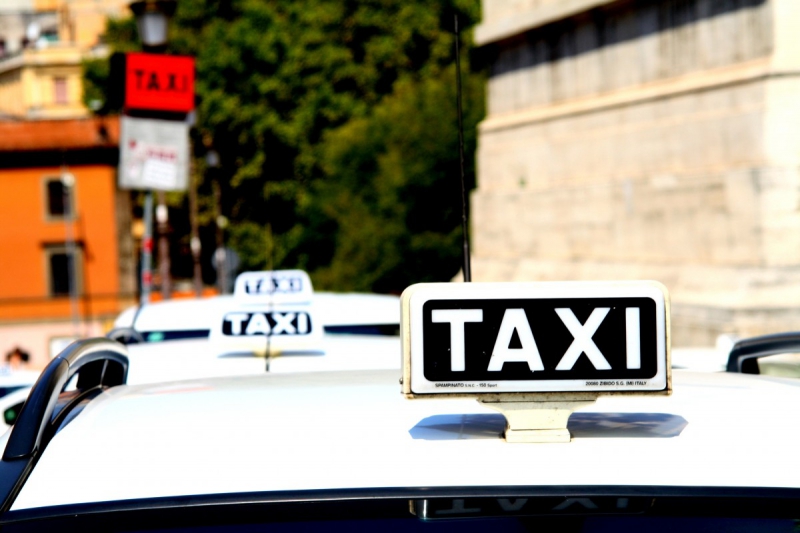 taxis-HYERES-min_taxi_auto_rome_road_white-1051610